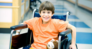 Jeune garçon en fauteuil roulant