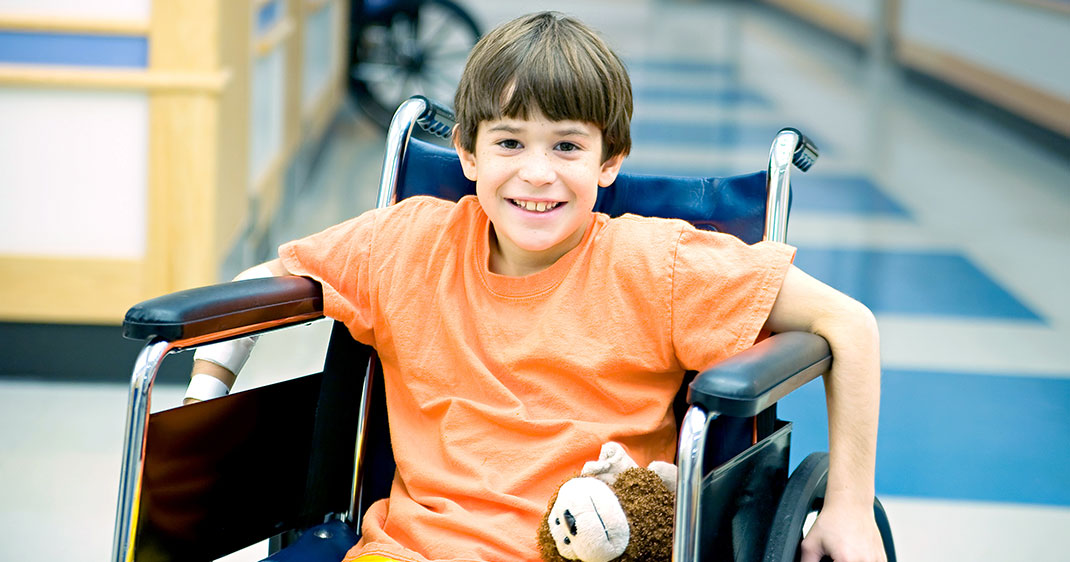 Jeune garçon en fauteuil roulant