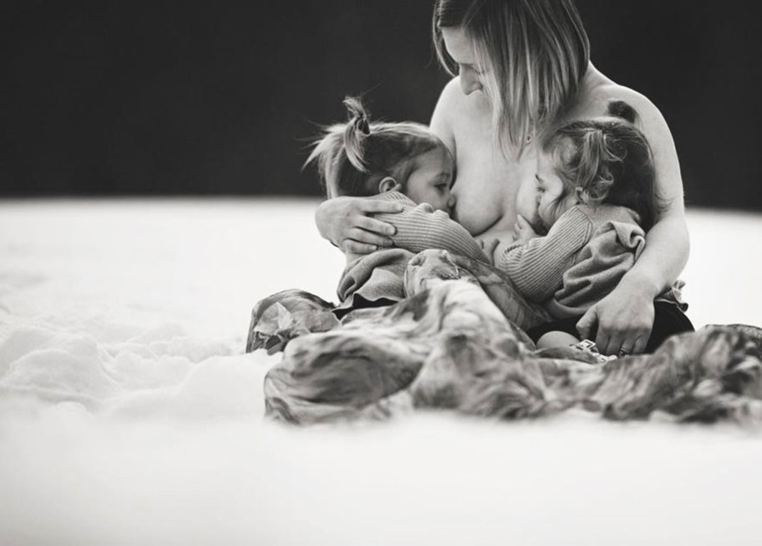 photo-allaitement-jumelles-mere