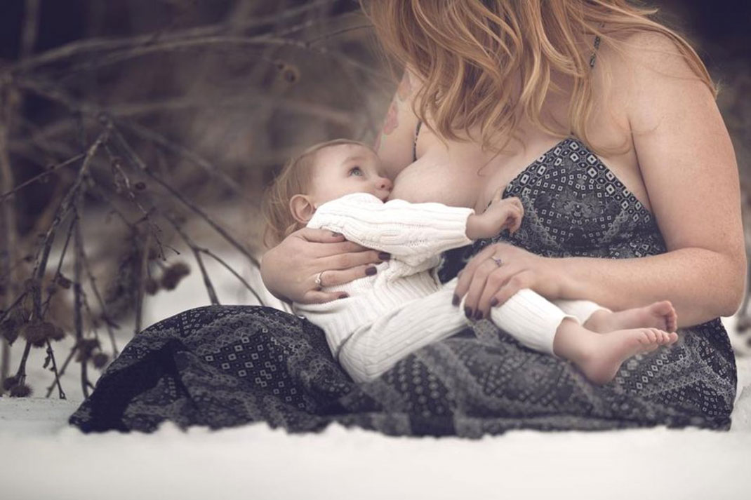 photo-allaitement-mere-neige