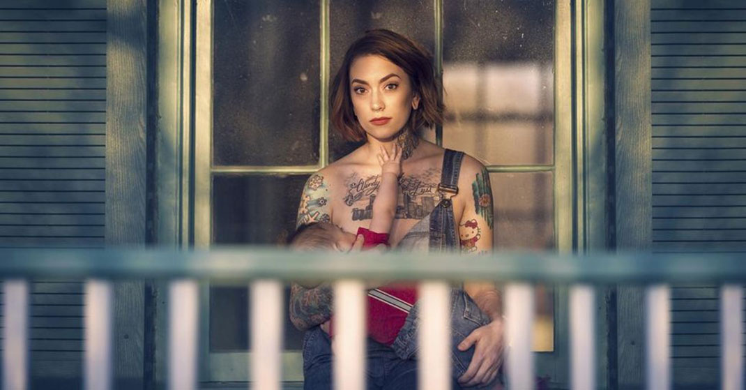 photo-allaitement-mere-salopette