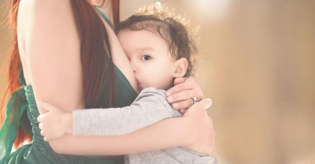 photo-allaitement-poitrine-regard