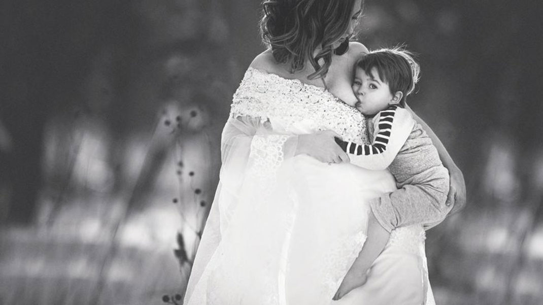 photo-allaitement-robe-regard