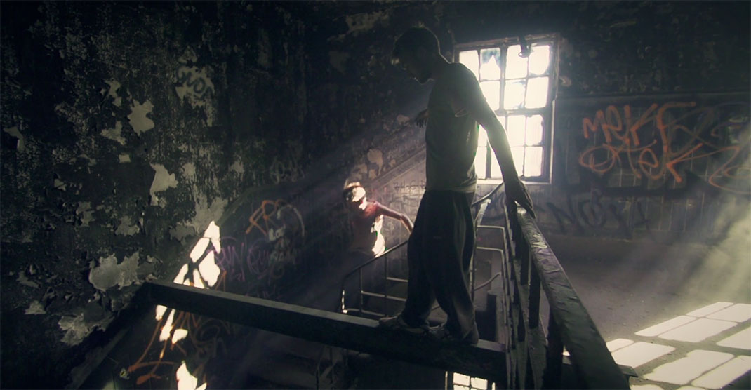 10-hommes-maison-abandonnee