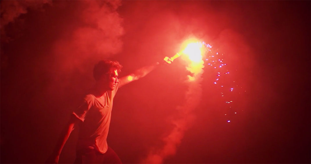 9-homme-lumiere-rouge