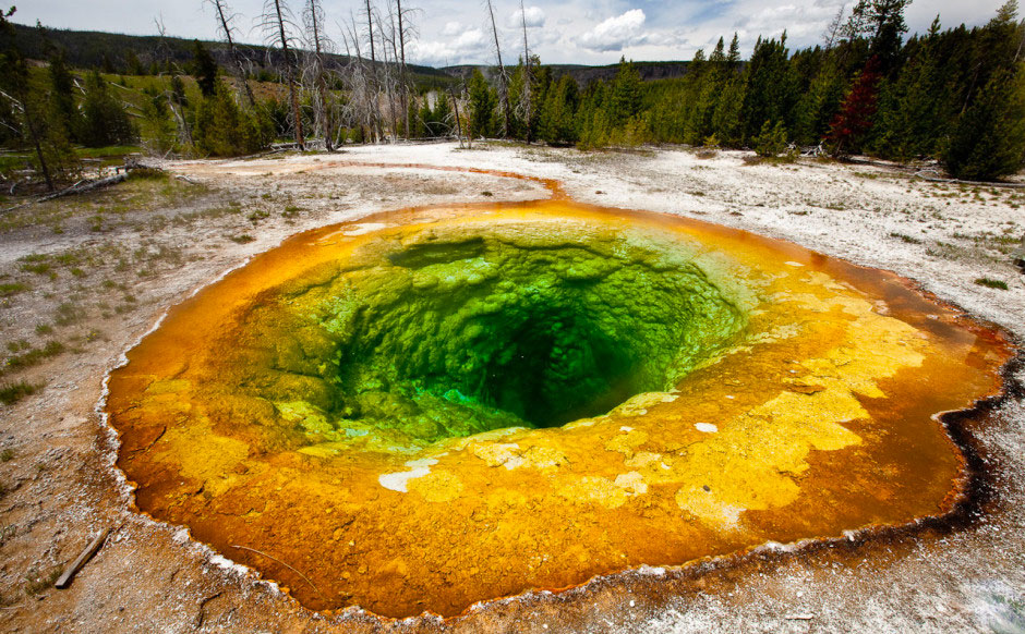 2-trou-geysers-source-yellowstone