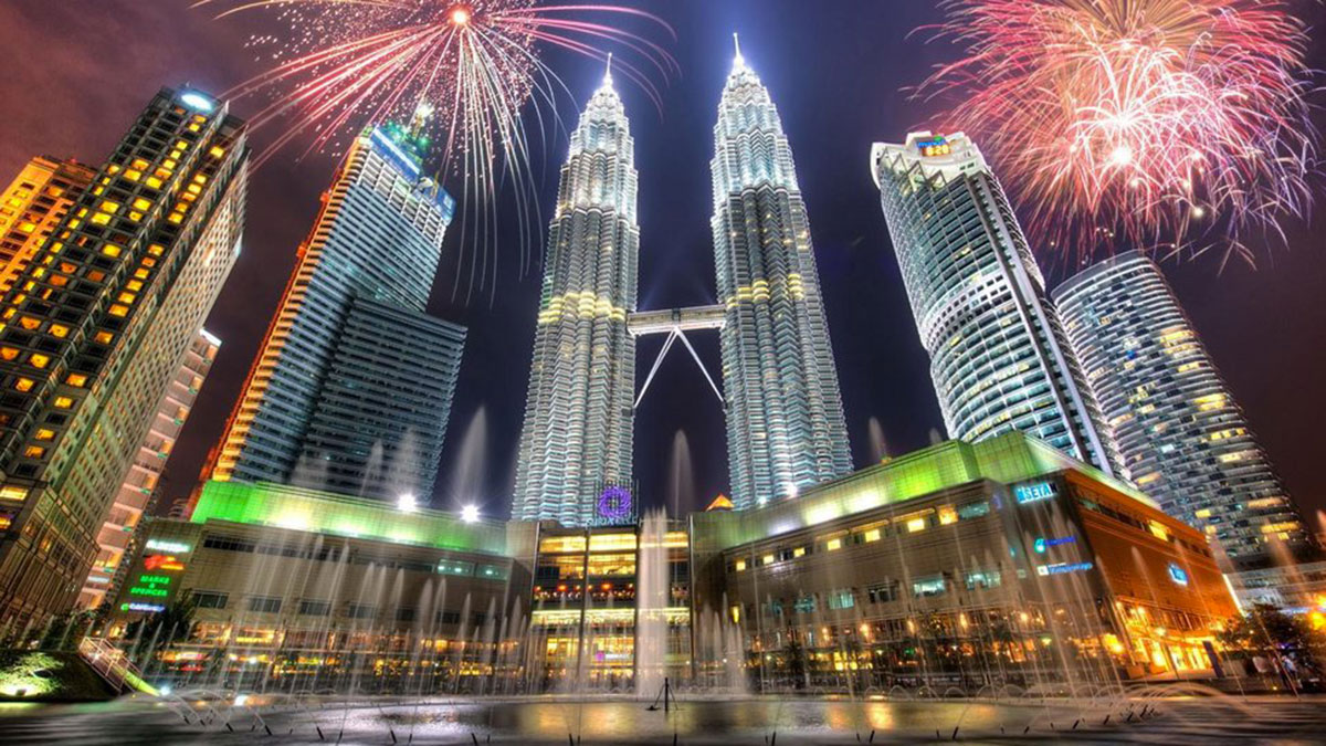 28-96924__fireworks-over-mighty-petronas-towers-in_p