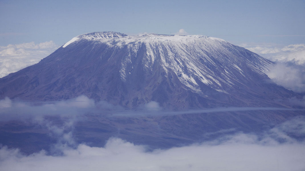 le-glacier-du-mont-kilimandjaro-font-a-une-allure-rapide-4039550apqao
