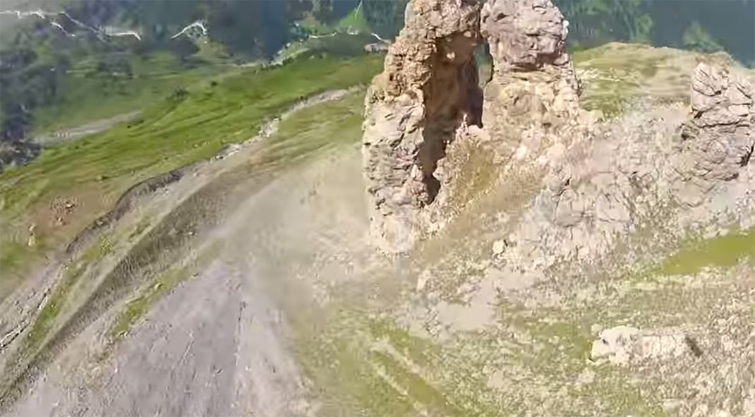 saut-wingsuit-trou-3