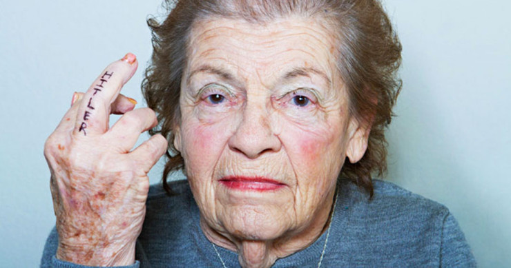 une-messages-femme-hitler-doigt