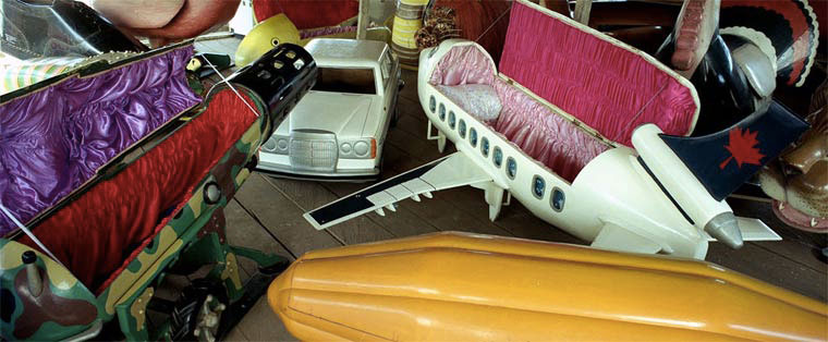 Abebuu-Adekai-cercueils-ghana-avion-interieur-rose