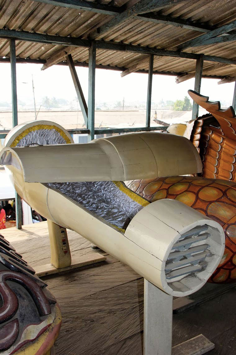 Abebuu-Adekai-cercueils-ghana-seche-cheveux