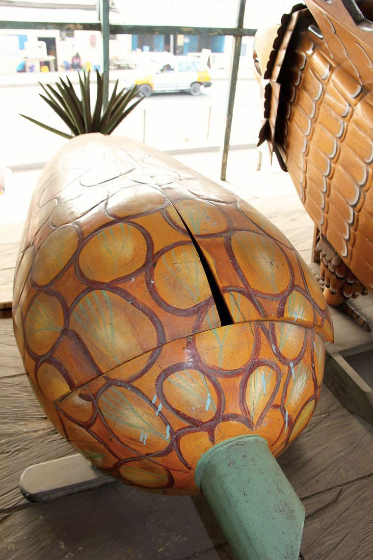 Abebuu-Adekai-cercueils-ghana-ananas