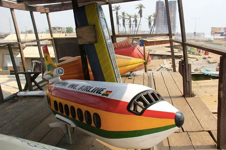 Abebuu-Adekai-cercueils-ghana-avion-drapeau