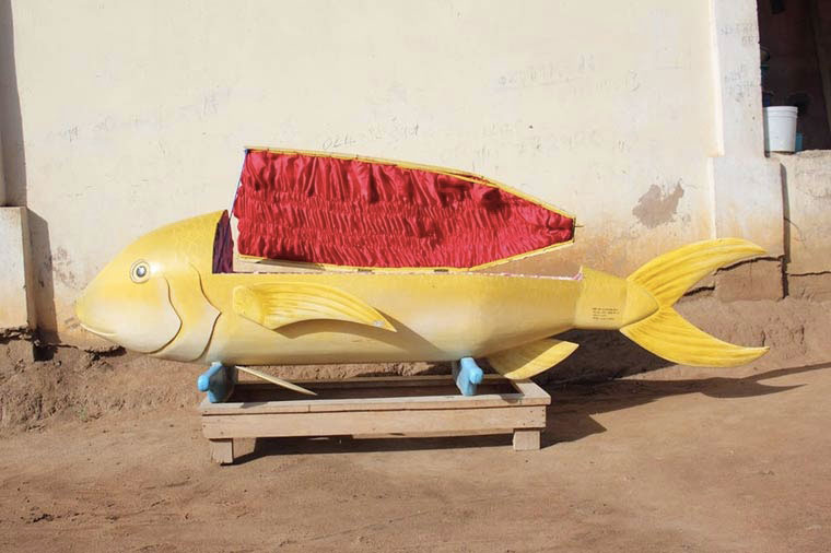 Abebuu-Adekai-cercueils-ghana-poisson