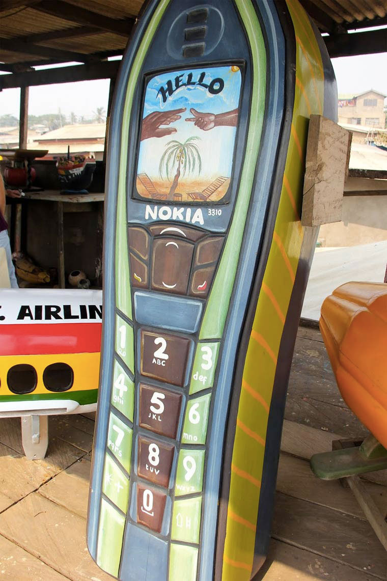 Abebuu-Adekai-cercueils-ghana-telephone-nokia