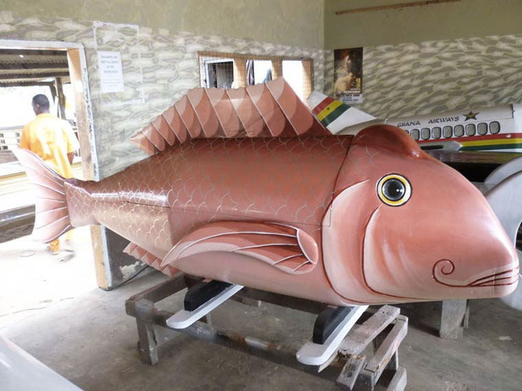 Abebuu-Adekai-cercueils-ghana-poisson-rose