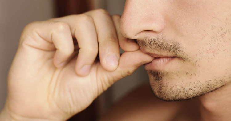 Homme qui se ronge les ongles