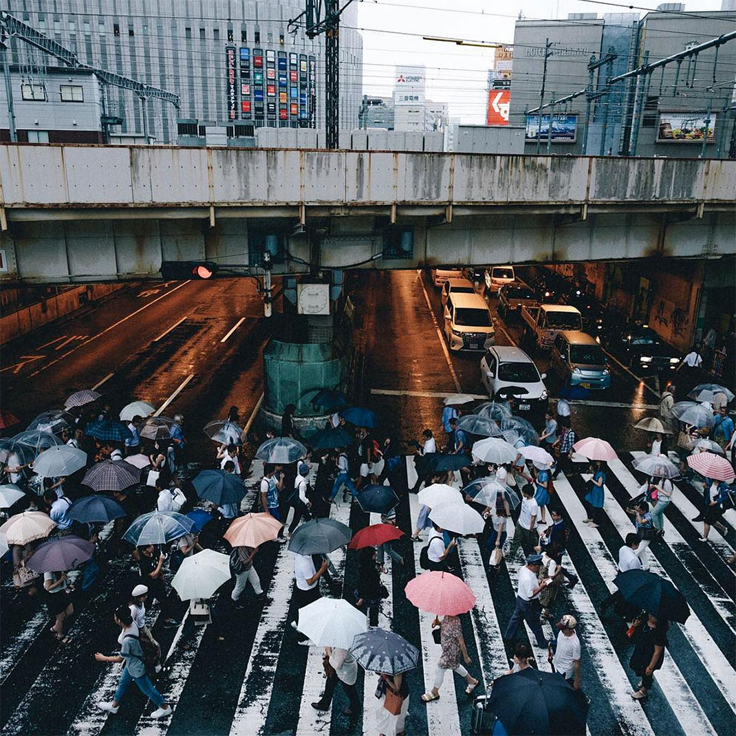 38-passagepietonparapluies-takashiyasui