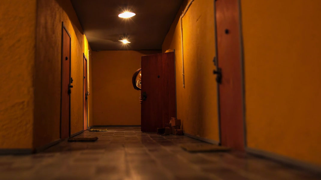 court-metrage-couloir-porte