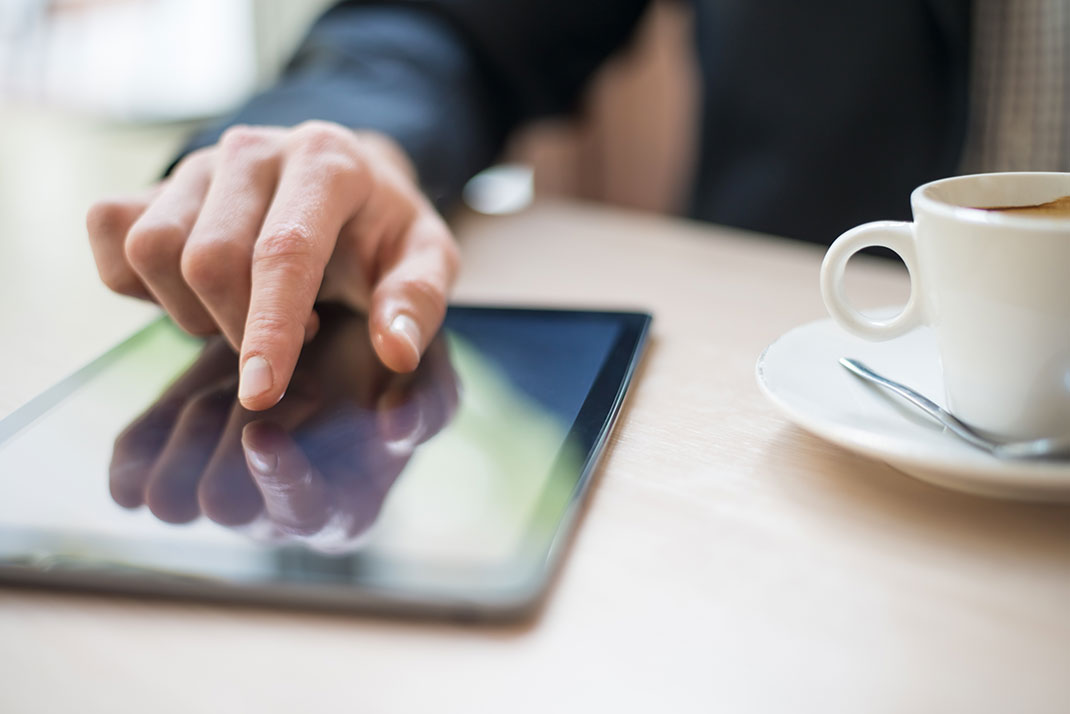 tablette-main