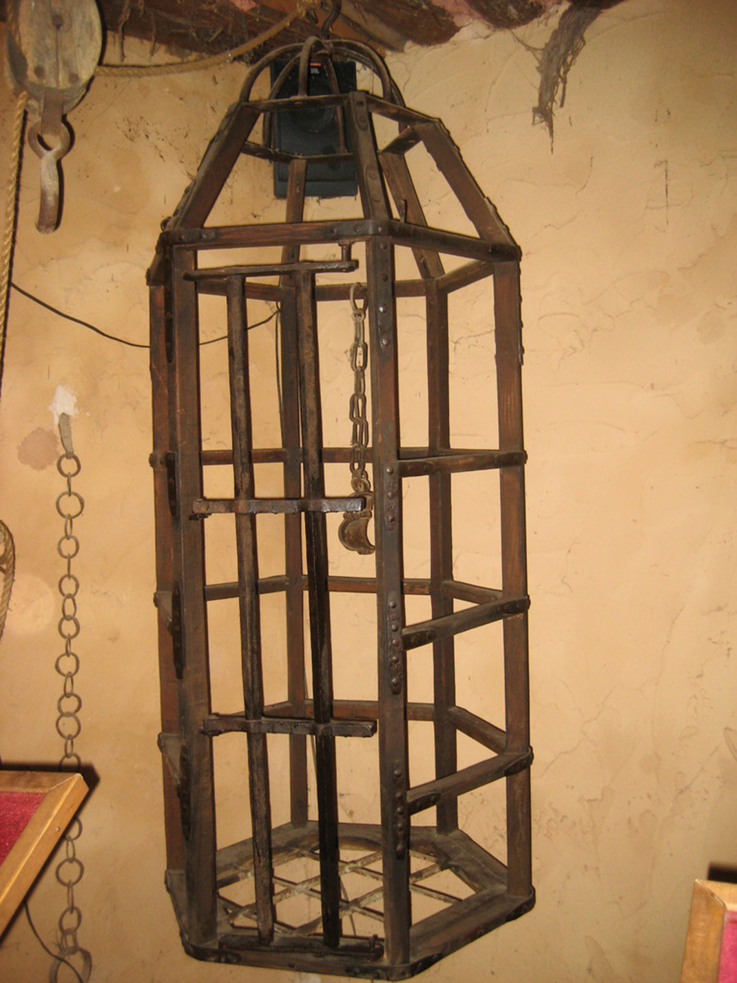 torture-cage-medieval