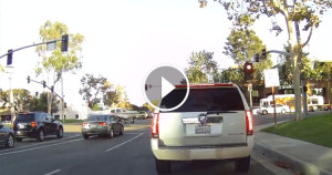 Une-avion-sur-route-750x394