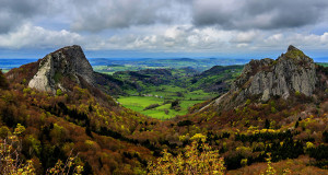 Une_Auvergne-volcans
