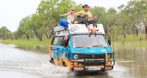 Un couple à bord d'un vieux van