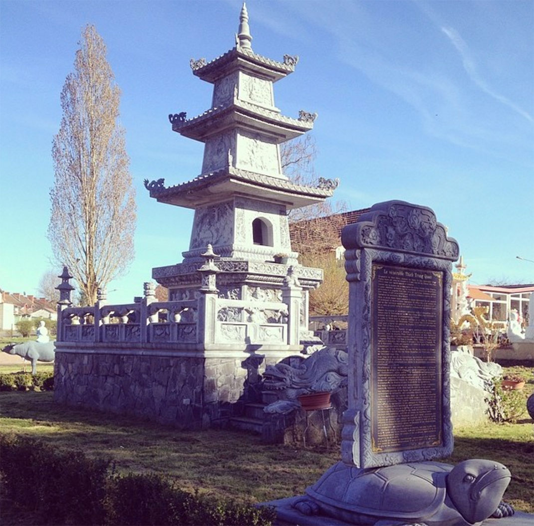 bourg-asiatique-noyant-allier-3