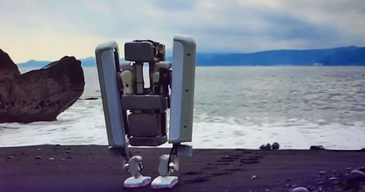 une-robot-bipede