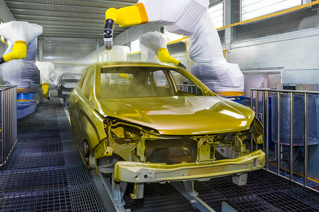 Des robots peignent une voiture via Shutterstock