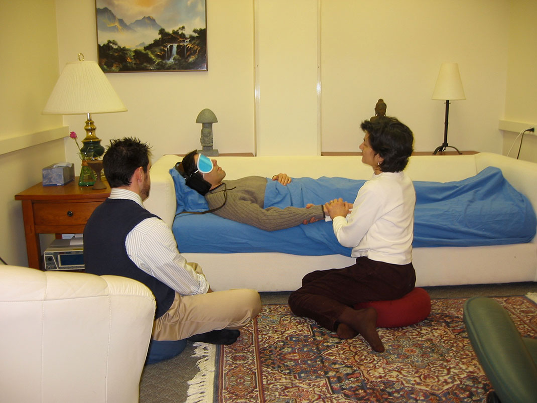 Les chercheurs de Johns Hopkins ont installé leur patients dans une chambre confortable avec de la musique apaisante