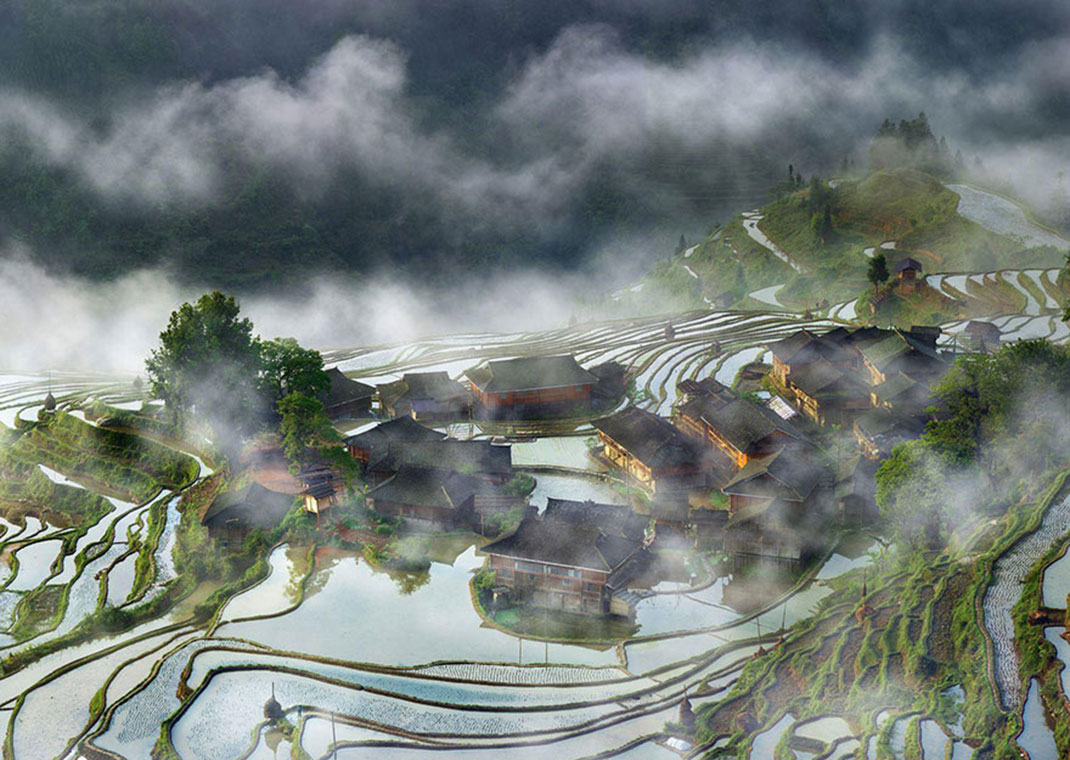Terrasses de village dans le brouillard de Thierry Bornier, Chine