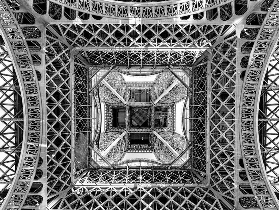 Sous la tour Eiffel de Alejandro Merizalde, France