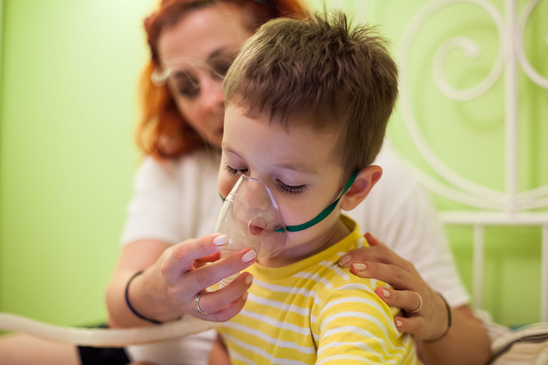 Un enfant ayant des problèmes respiratoires via Shutterstock
