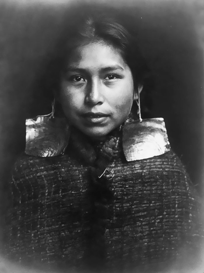 Un jeune Tsawatenok photogrpahiée par Edward Curtis en 1914