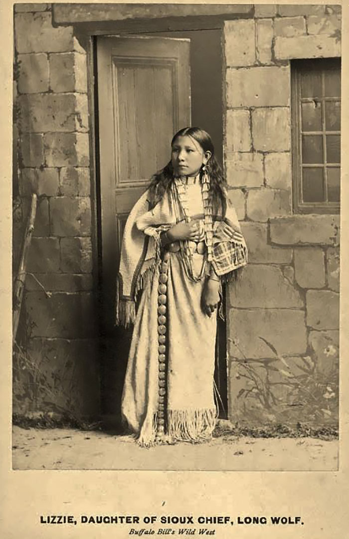 Lizzie Long Wolfen, actrice dans le Buffalo Bill's Wild West Show, en 1886