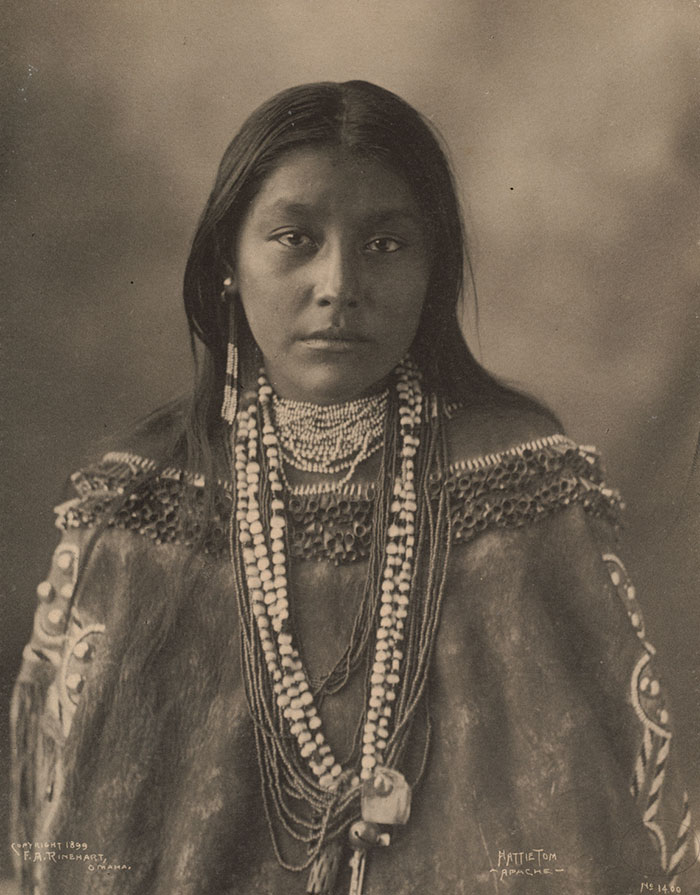 Hattie Tom, une jeune Apache photographiée par Frank A. Rinehart en 1899