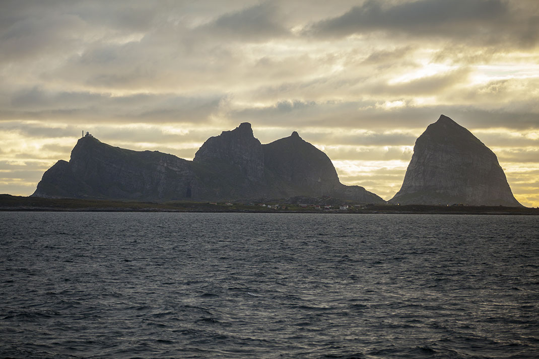 Træna sous le soleil de minuit via Shutterstock
