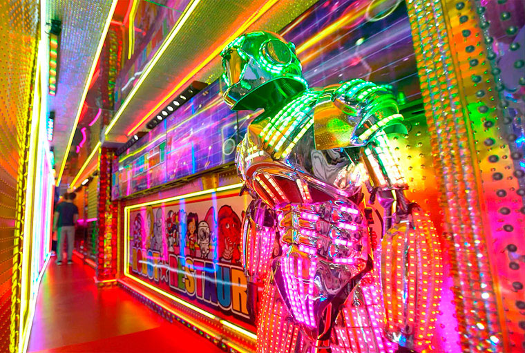 Tokyo-Robot-Restaurant-1(