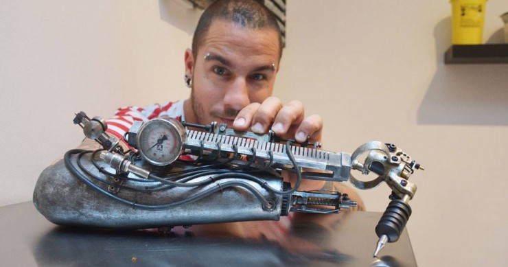 une-tatoueur-prothese