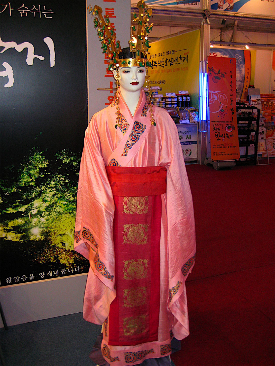 Reconstitution de l'habillement d'une reine Silla