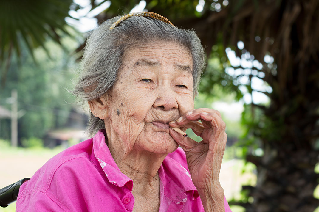 Mamie qui fume via Shutterstock