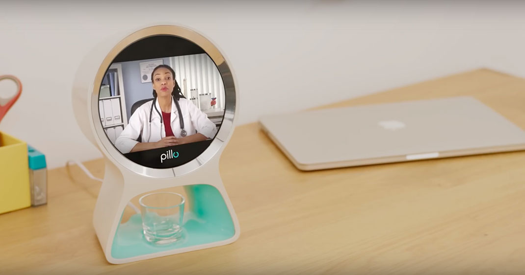 Pillo appelant un médecin grâce à sa connection au téléphone de l'utilisateur (Source: Youtube)