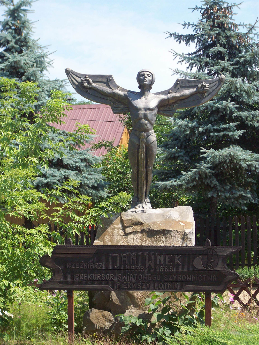 Une statue représentant le sculpteur via Wikimédia by Kauczuk