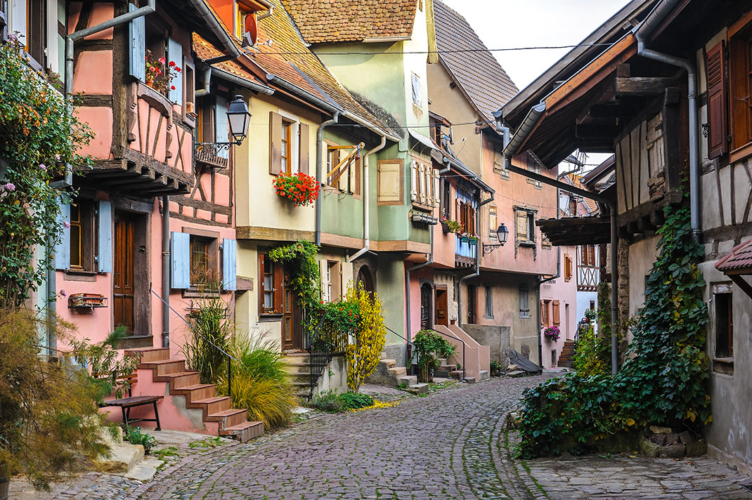 Une rue dans Eguisheim via Shutterstock