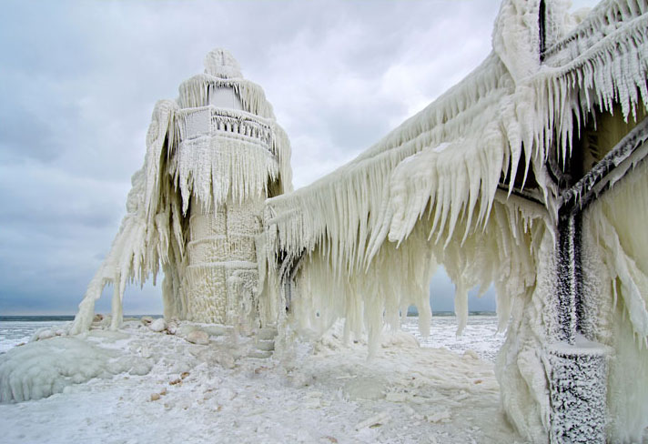 une-jetee-du-lac-michigan-se-transforme-en-magnifiques-sculptures-de-glace-ephemere1