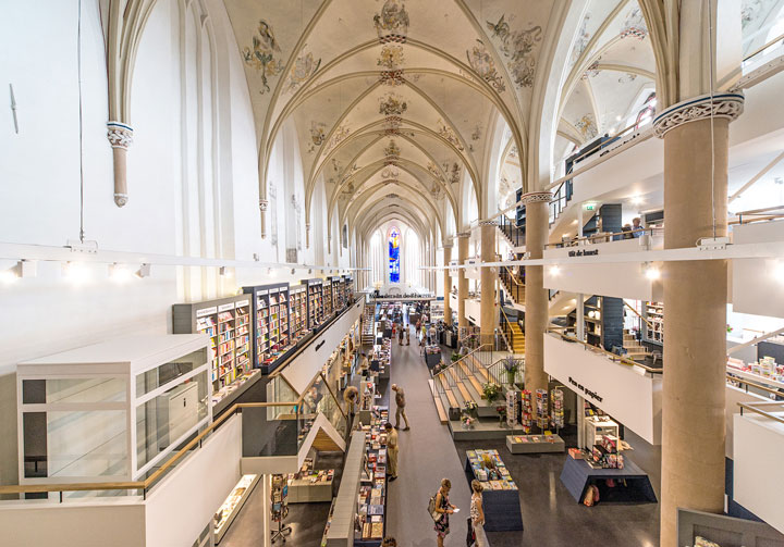 une-cathedrale-gothique-du-xveme-siecle-transformee-en-une-librairie-qui-allie-classicisme-et-modernite-a-la-perfection1